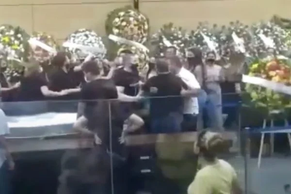 Vídeo: Velório de vereador tem briga generalizada e viúva é agredida