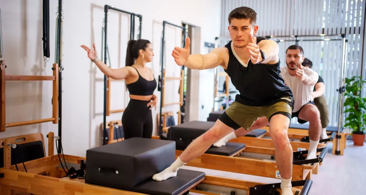 Pilates para homens cresce em NY e surpreende até quem já treina