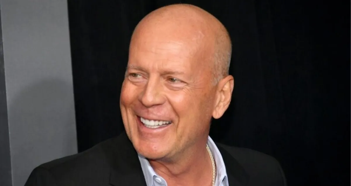 Bruce Willis surge sorridente no casamento da filha em aparição rara
