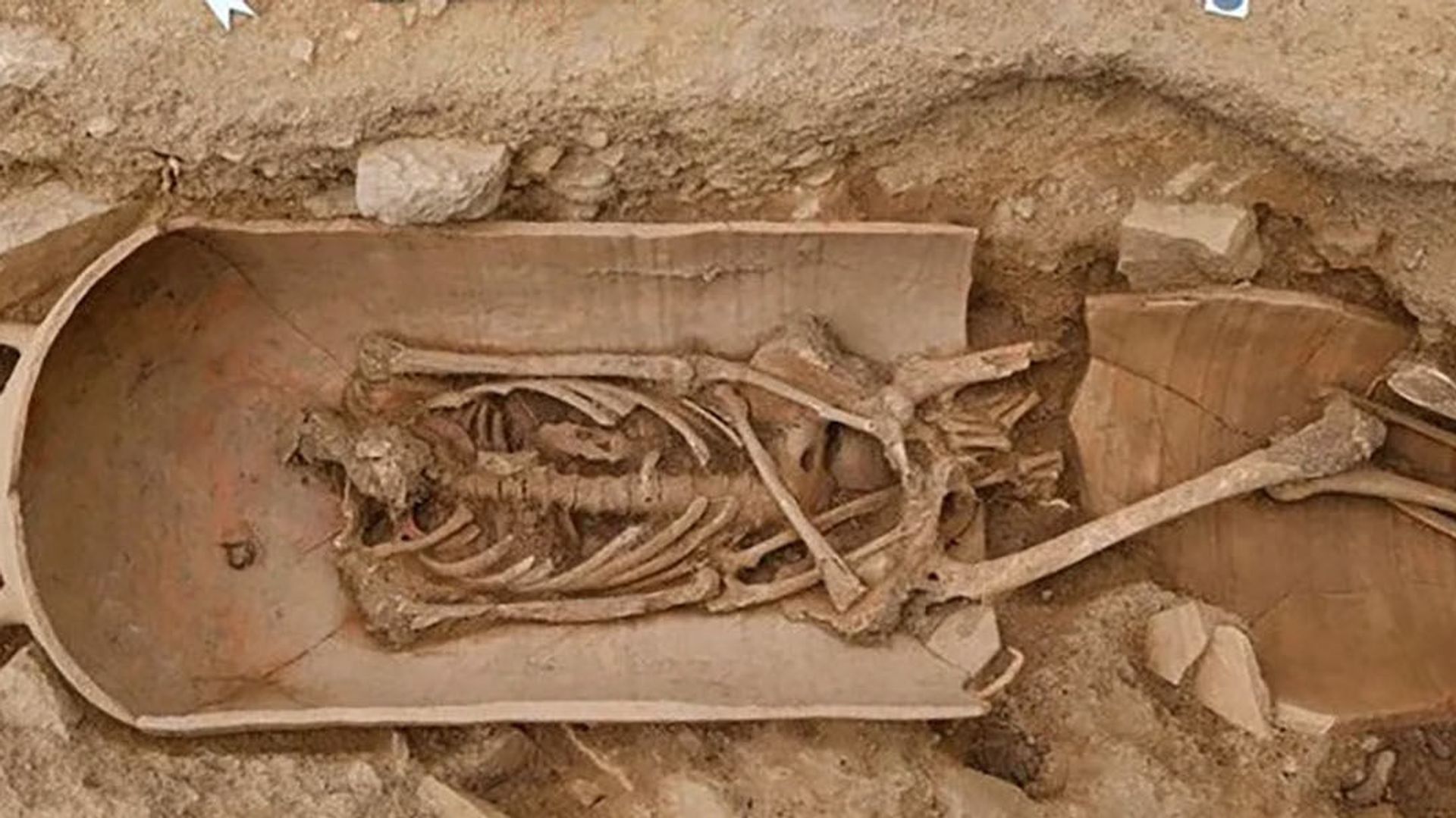 Esqueleto de 1.600 anos é encontrado dentro de jarro gigante na Bulgária