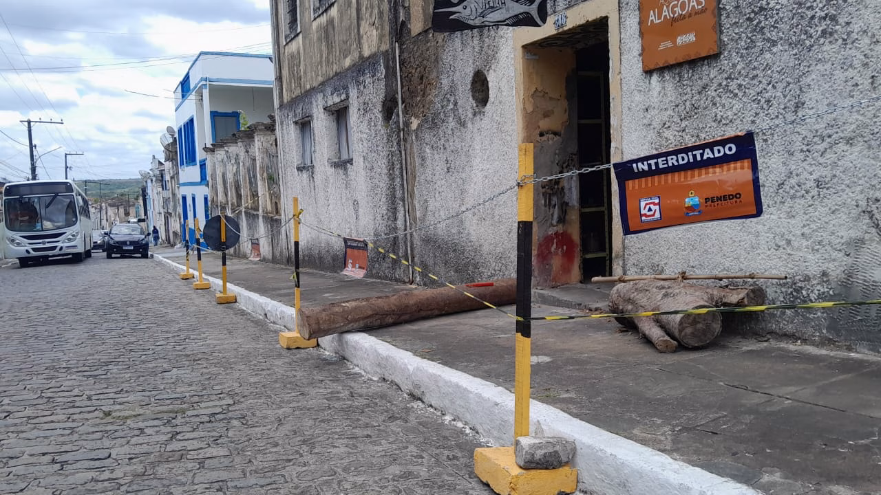 Calçada é interditada no Centro Histórico de Penedo por medida preventiva de segurança
