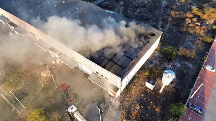 Incêndio atinge galpão do Polo de Confecções de Delmiro Gouveia