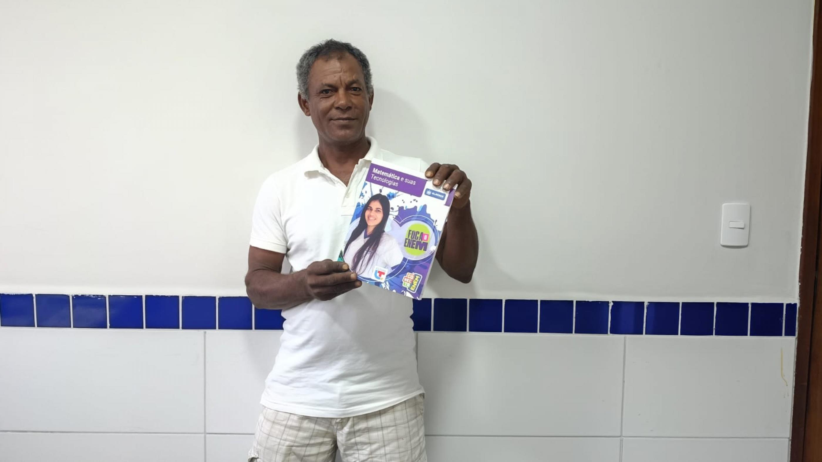 Após 30 anos longe da escola, estudante da EJA conquista vaga em Engenharia Civil na UFAL