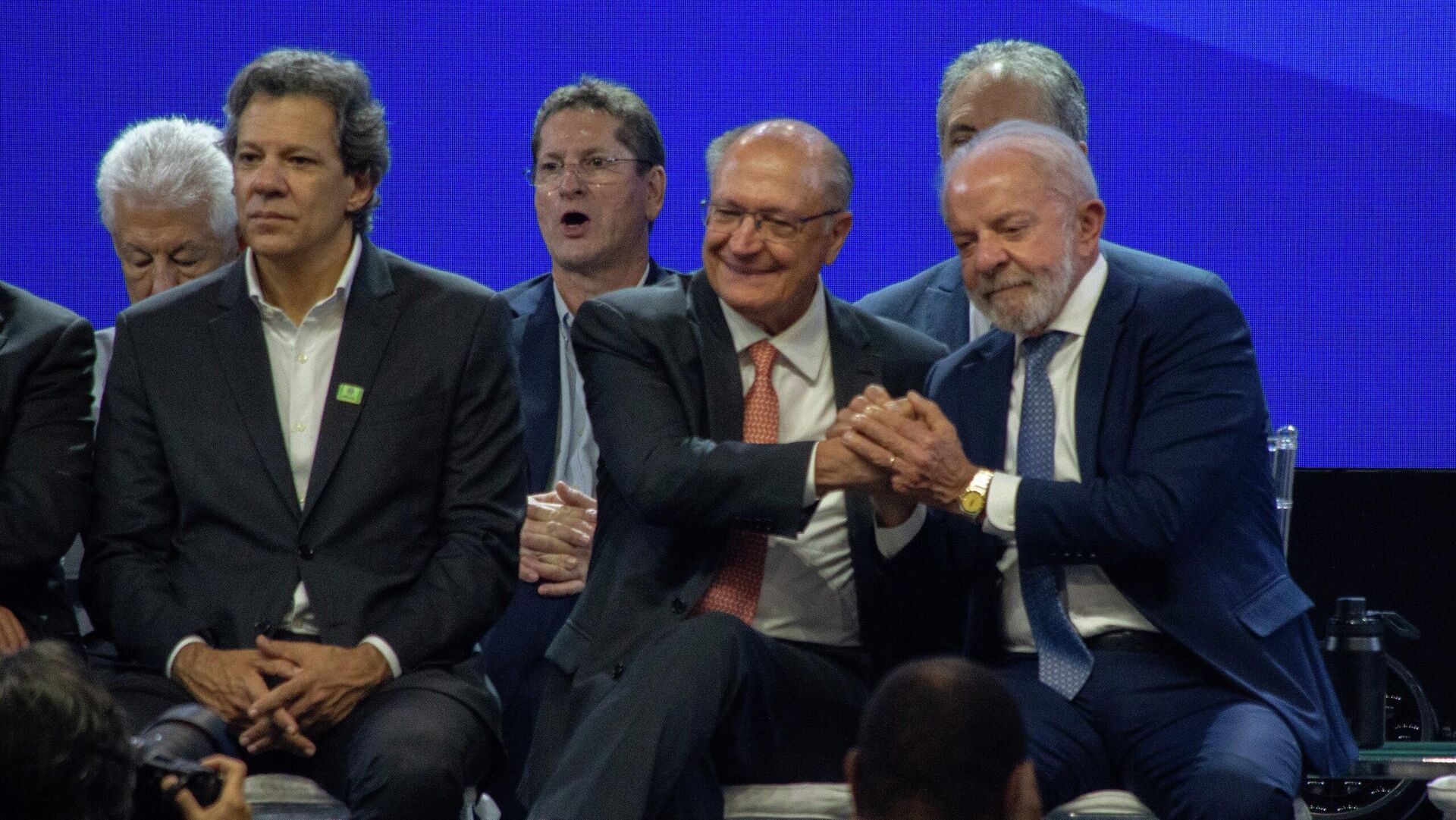 Lula confirma saída de Haddad e anuncia Dario Durigan como sucessor