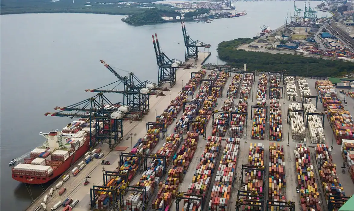 Tarifaço de 50% dos EUA entra em vigor hoje e pressiona exportações brasileiras
