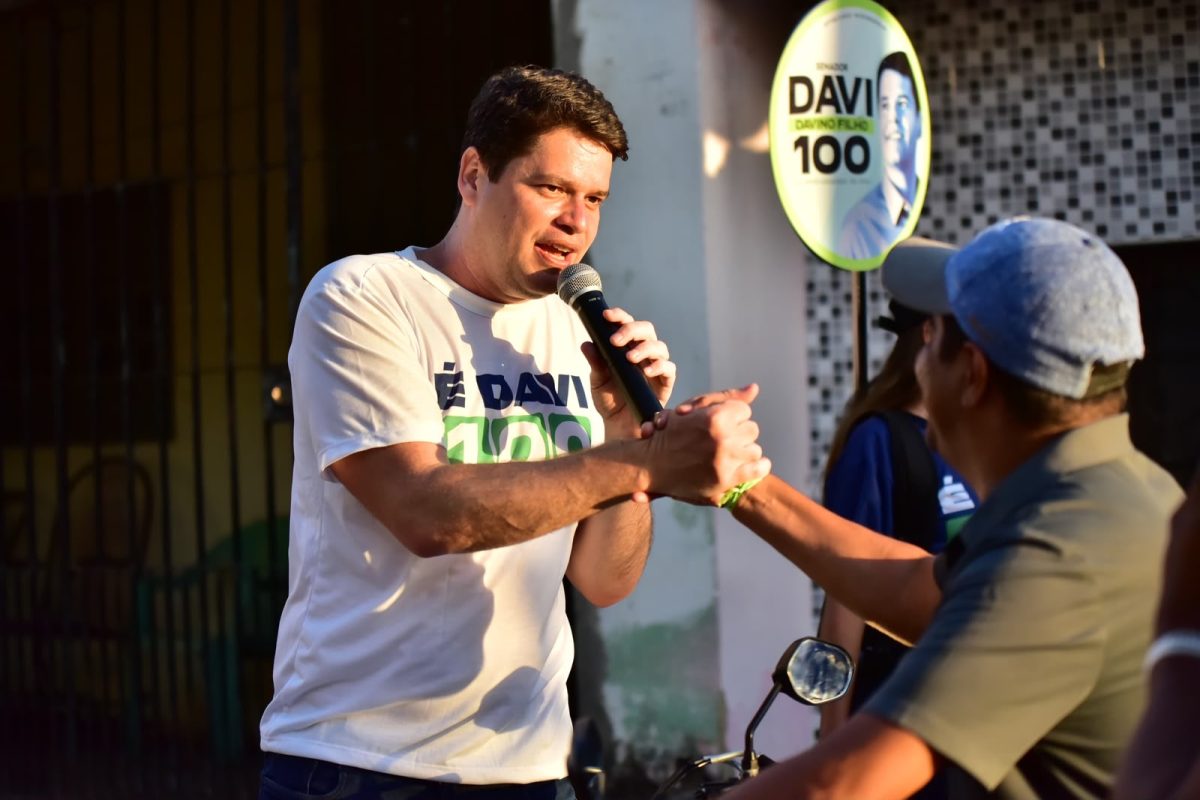 Davi Davino cresce e encurta distância para líderes na disputa ao Senado