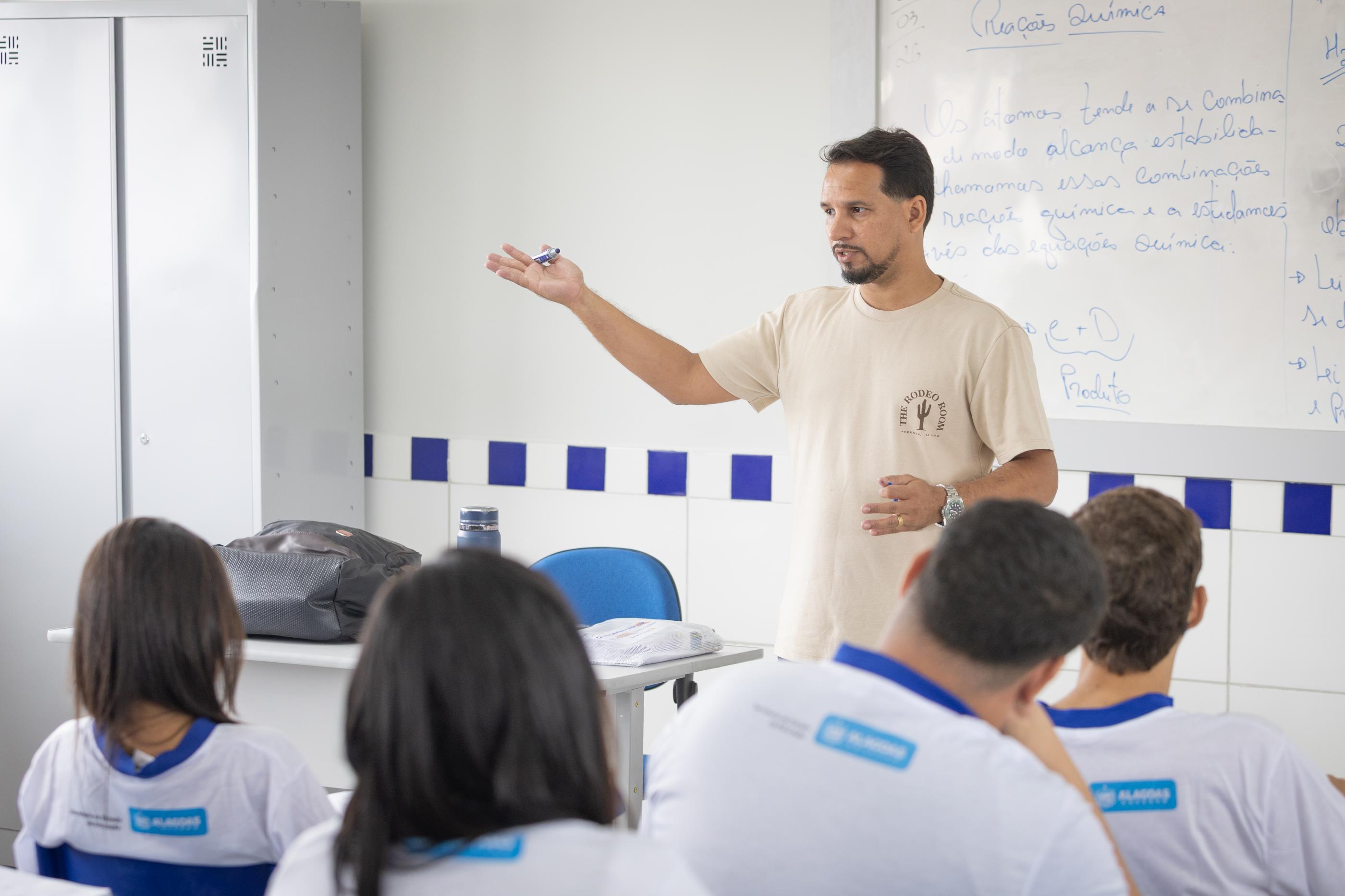 Governo de Alagoas abre inscrições para concurso com 521 vagas para professor