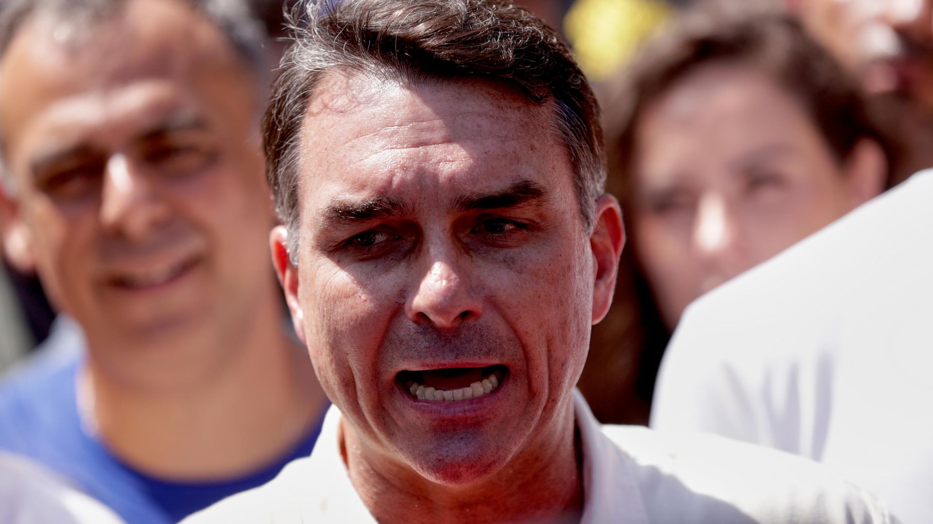 TSE determina que Flávio Bolsonaro apague vídeo falso sobre manifestação