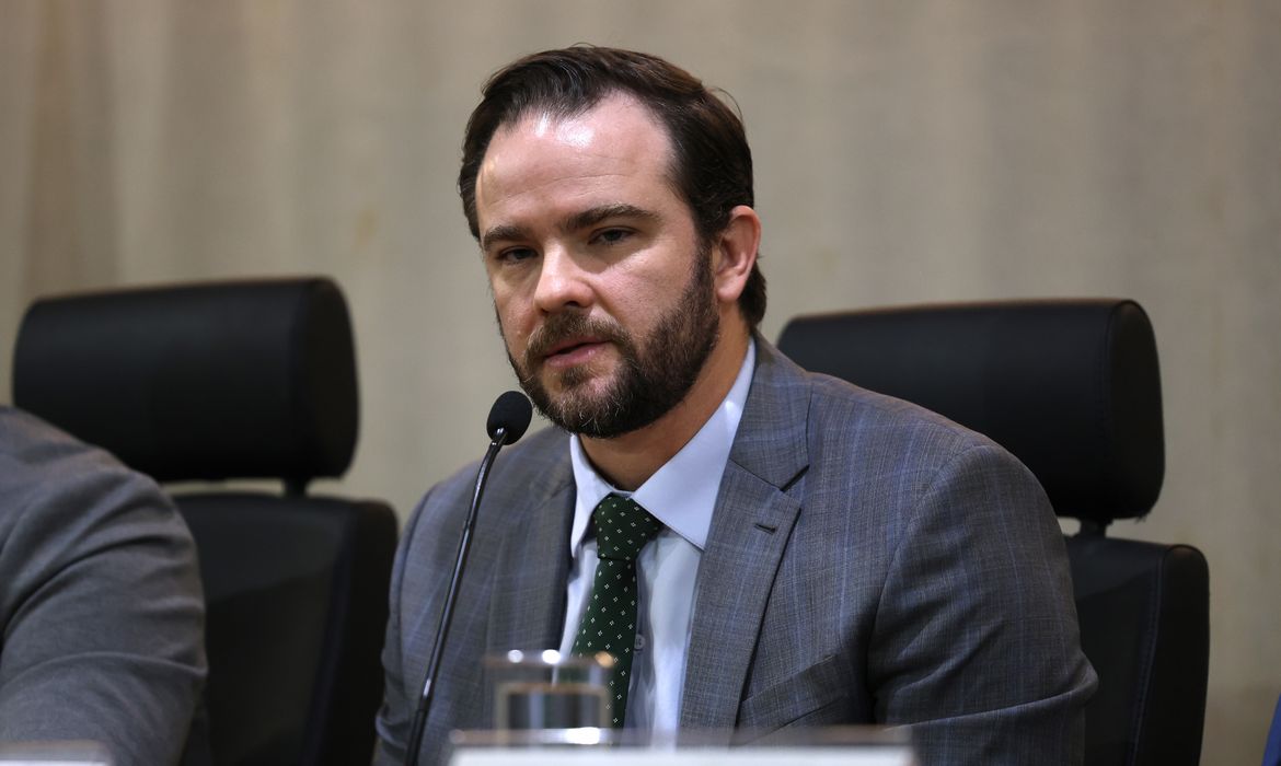 Proposta de subsídio ao diesel importado recebe adesão de 25 estados