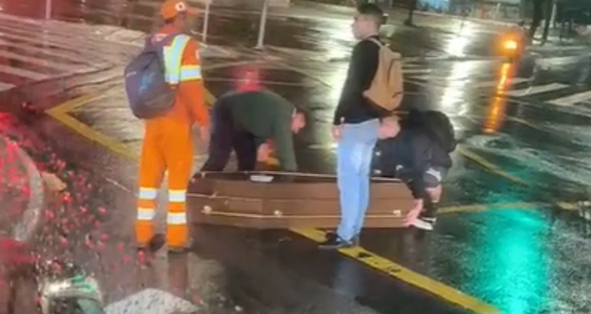 Caixão cai de carro funerário durante transporte na zona leste de São Paulo