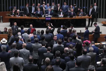 Câmara aprova PL que reduz penas para condenados por atos golpistas e 8 de janeiro