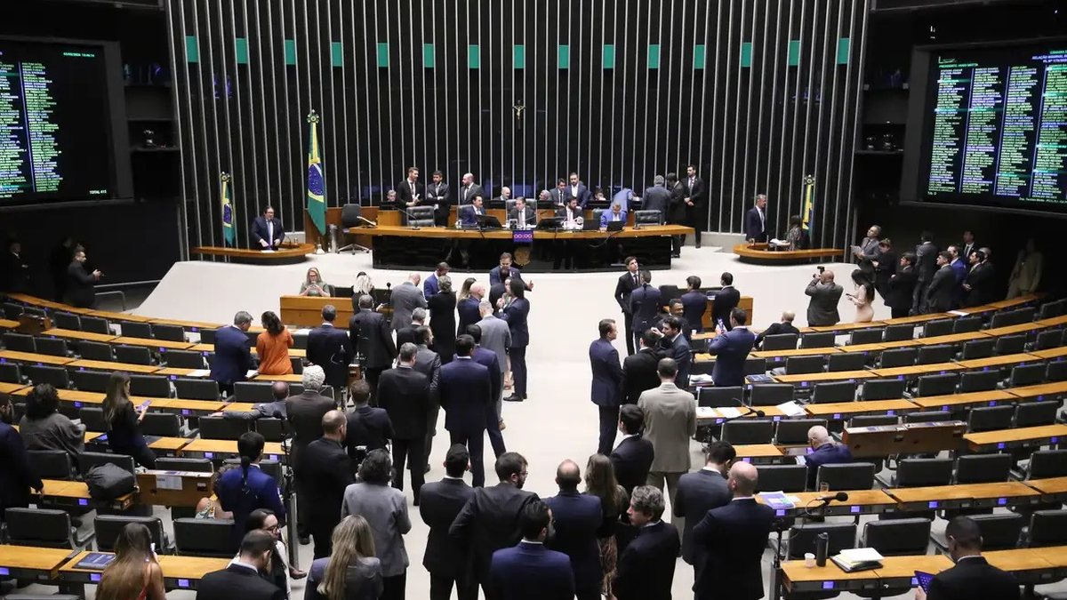 Bancada cristã barra projeto contra misoginia e defende submissão da mulher