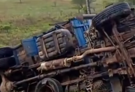 Acidente entre caminhão e carro deixa uma pessoa morta no interior de Alagoas