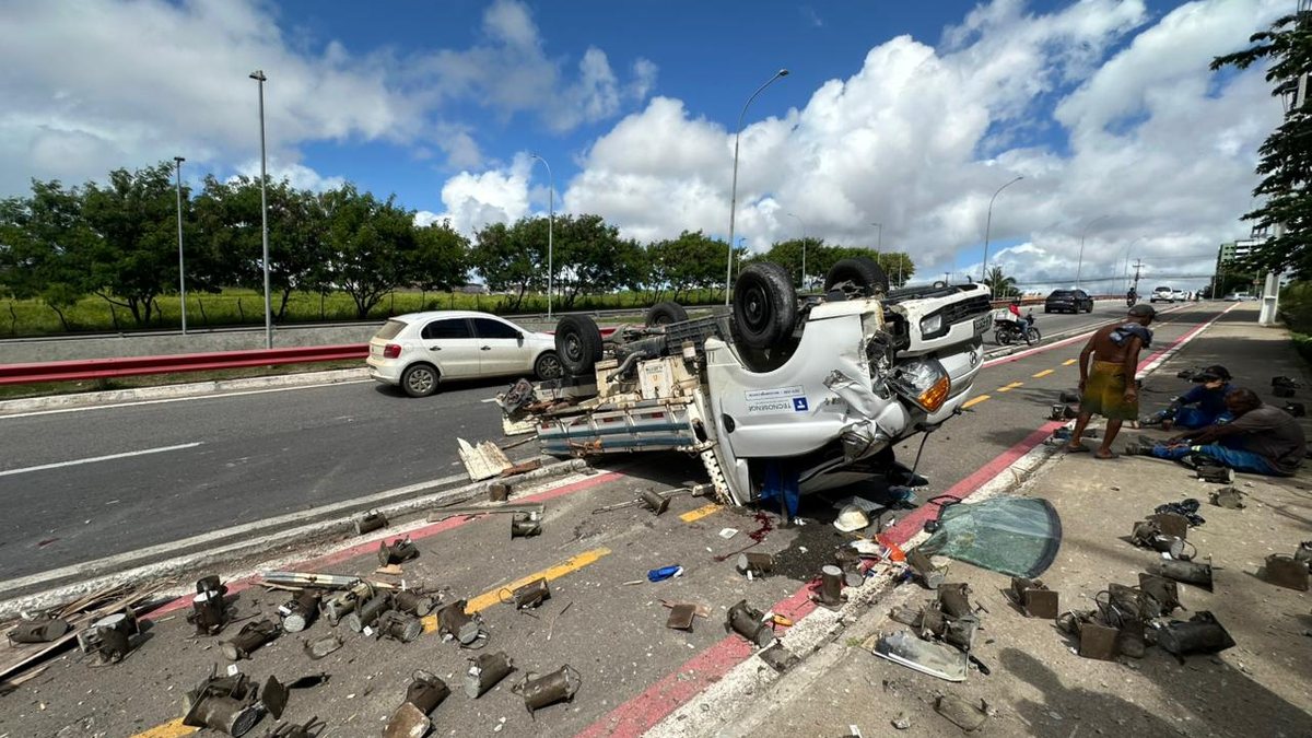 Caminhão capota e invade ciclovia na Av. Josepha de Mello, em Maceió
