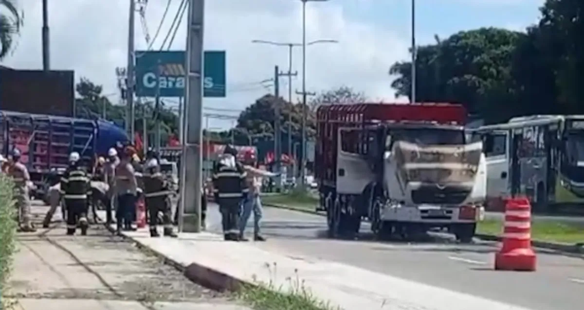 Caminhão com botijões de gás pega fogo na Durval de Góes Monteiro