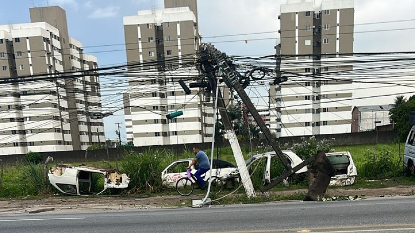 Caminhão atinge poste e deixa avenida parcialmente às escuras em Maceió