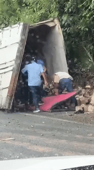 Caminhão com queijos tomba na BR-101 e carga é saqueada por populares