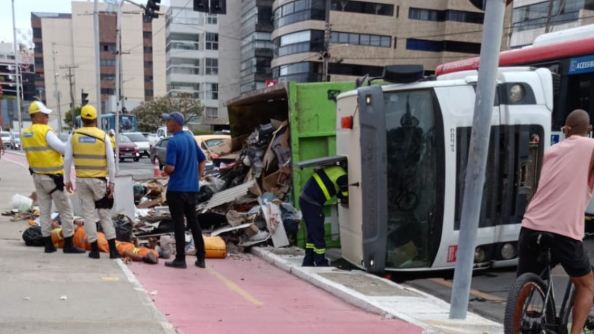 Caminhão de coleta de lixo tomba na orla de Ponta Verde e deixa gari ferido