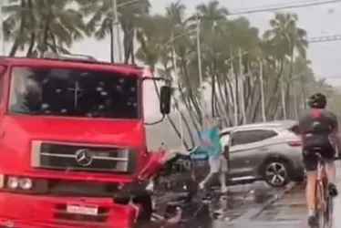 Caminhão e carro colidem na orla de Maceió na manhã deste sábado
