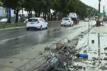Caminhão derruba poste e interdita faixa na Durval de Góes Monteiro