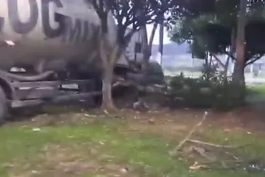Caminhão-tanque perde controle e destrói árvores em rodovia de São Miguel dos Campos