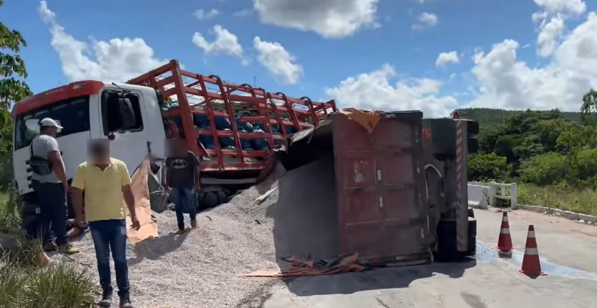 Colisão entre dois caminhões deixa vítima presa às ferragens em Maceió