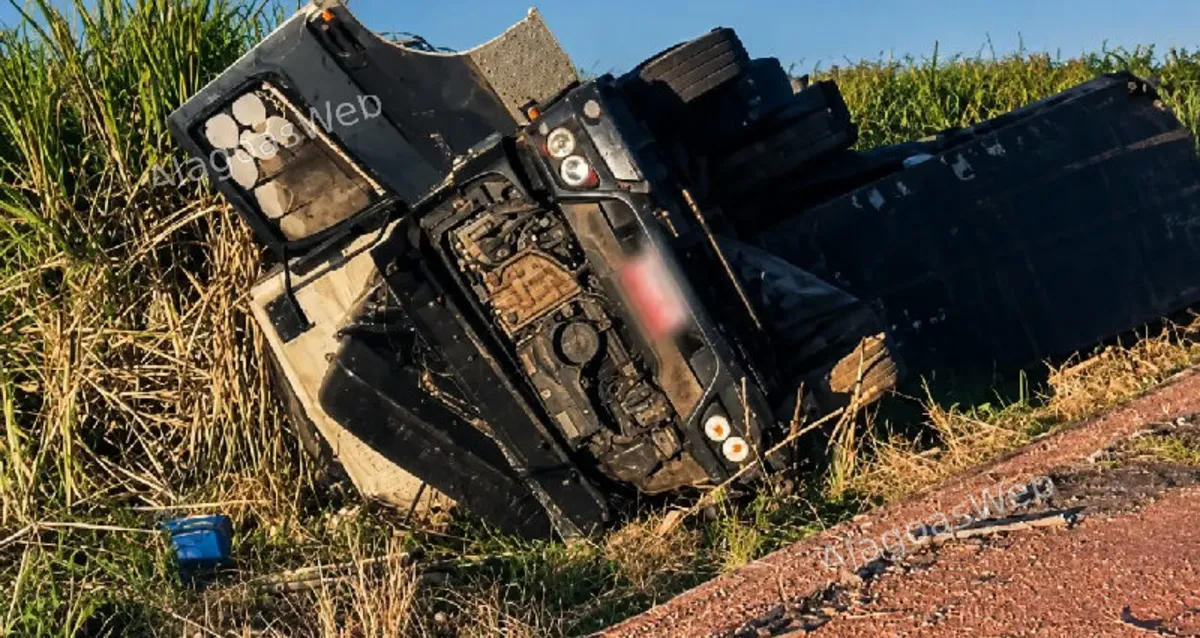 Caminhoneiro fica ferido após carreta tombar na BR-101 em AL