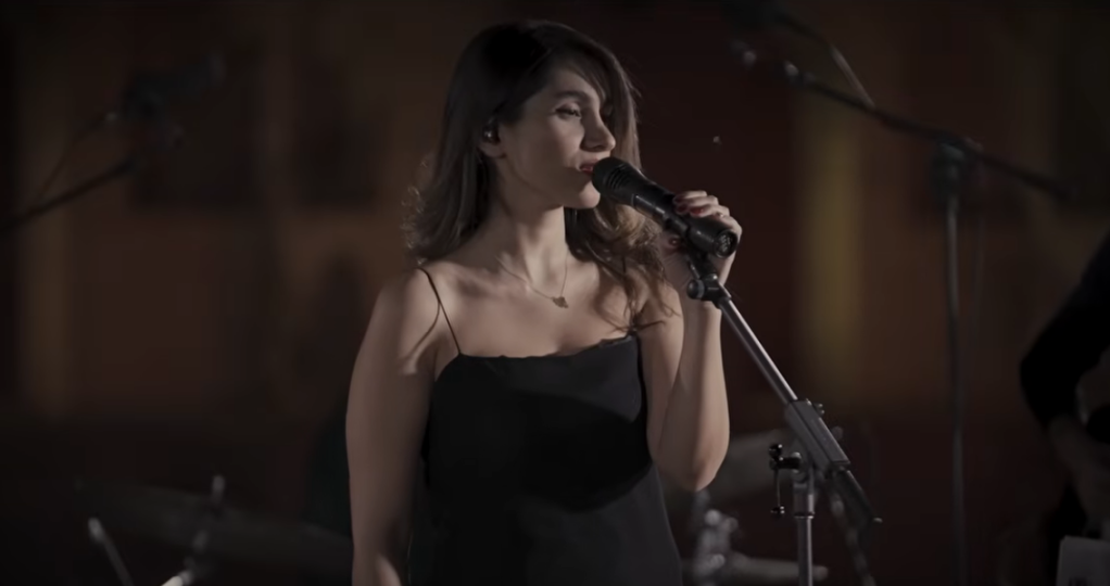 Cantora é condenada a 74 chibatadas após apresentação sem hijab no Irã