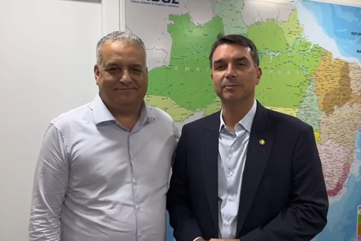 Flávio Bolsonaro anuncia alagoano Alfredo Gaspar como vice em chapa presidencial