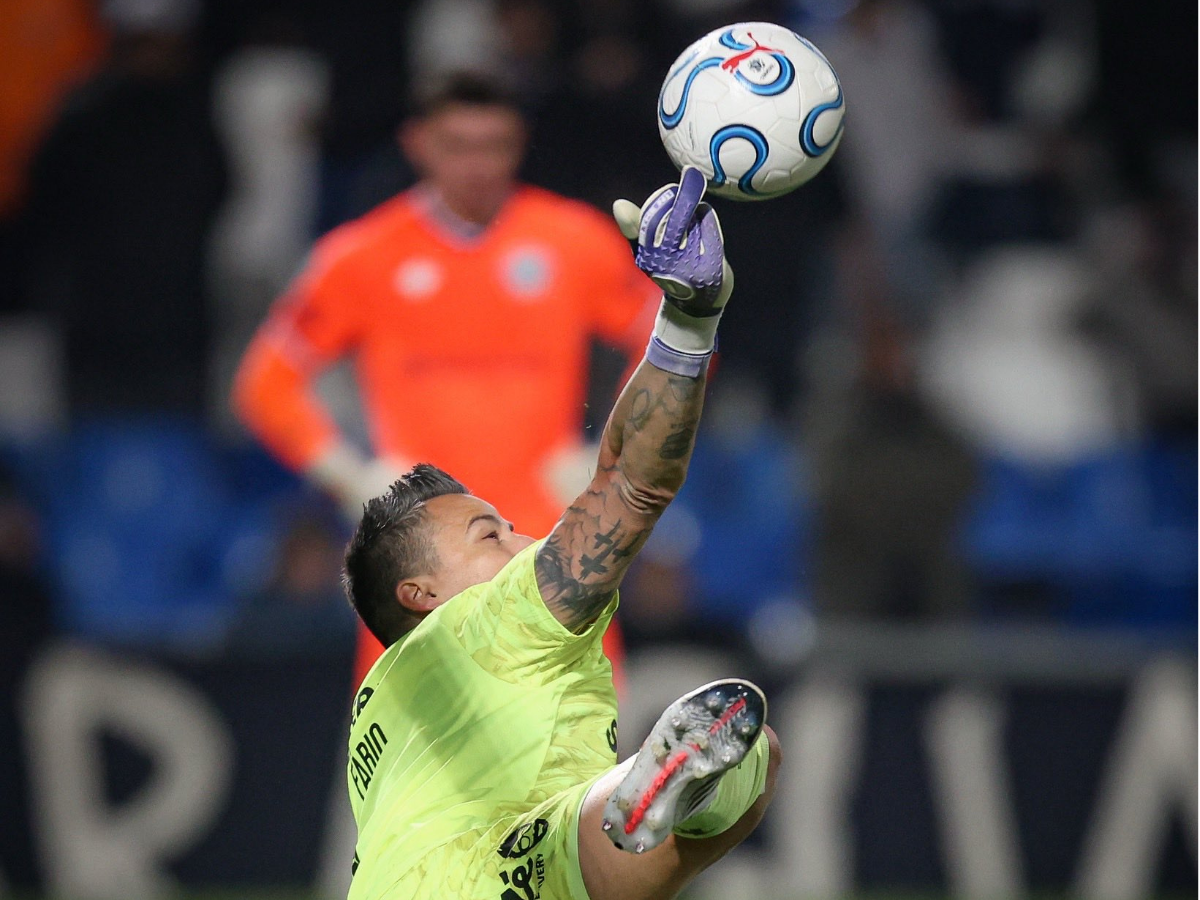 Fábio brilha nos pênaltis e coloca Fluminense nas quartas da Libertadores