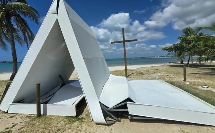 Ventania derruba tradicional Capelinha do Jaraguá, em Maceió