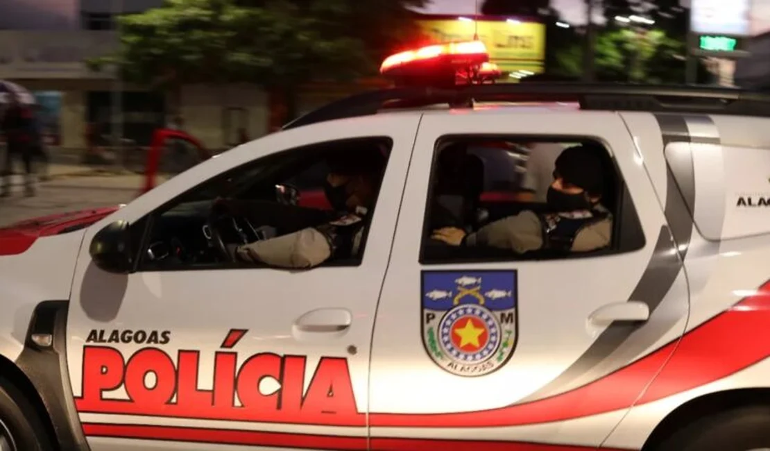 Condutor atinge carro, destrói portão e foge do local em Arapiraca