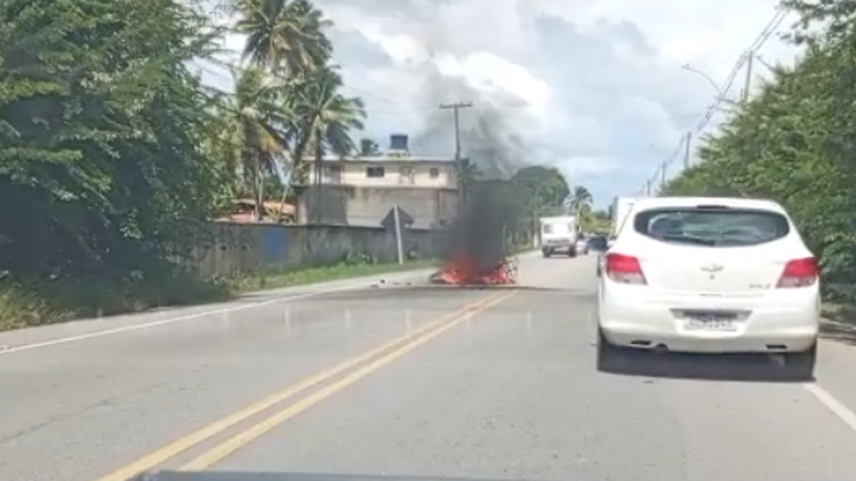 Moto pega fogo após colisão na AL-101 Norte, em Maceió