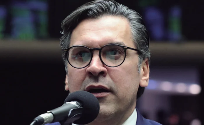 Isnaldo Bulhões volta a ser citado em articulações para o Governo de Alagoas