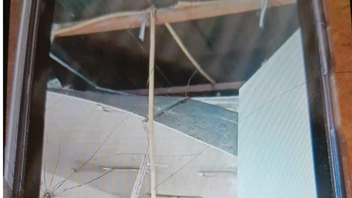 Parte do teto de escola municipal desaba e aluno leva choque em São Luís do Quitunde