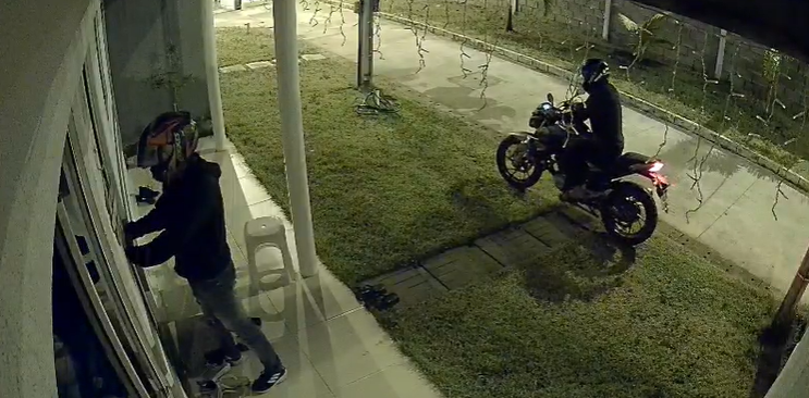 VÍDEO: Dupla armada invade condomínio e assalta residência na Cidade Universitária