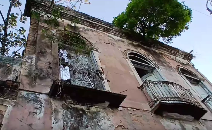 Crianças caem de sacada de casarão abandonado no bairro do Jaraguá
