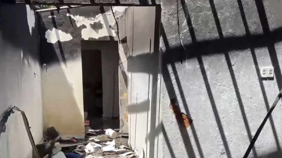 Incêndio causado por curto-circuito destrói residência no bairro Feitosa, em Maceió