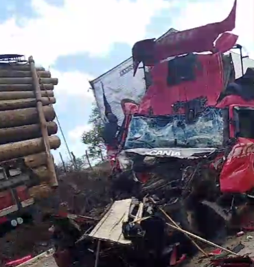 Homem morre após forte colisão entre dois caminhões na BR-101, em Alagoas