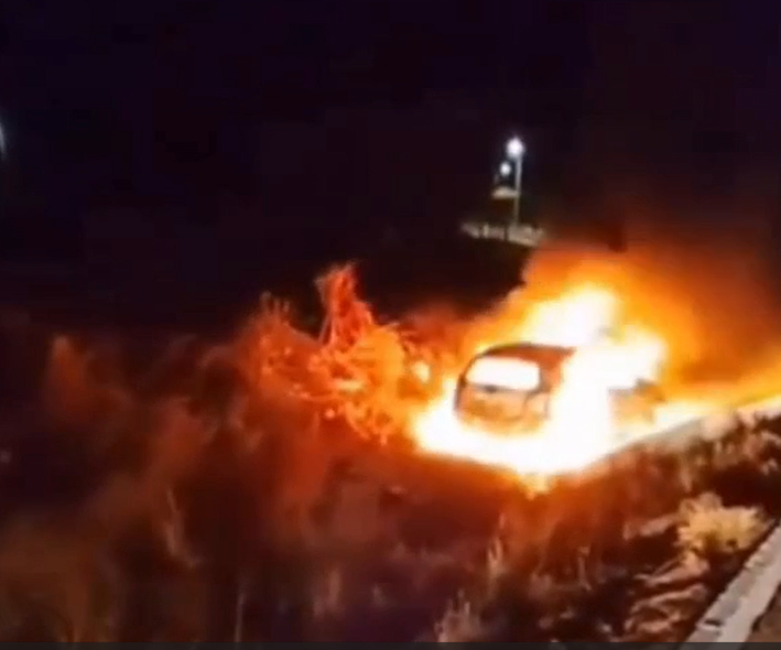 Vídeo: carro pega fogo após cair em ribanceira na AL-220, em Olivença