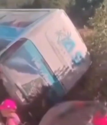 Ônibus que saiu de São Paulo para Arapiraca tomba em MG com 46 passageiros