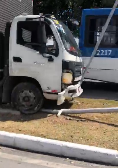 Caminhão colide com poste e atinge carro na Avenida Fernandes Lima, em Maceió