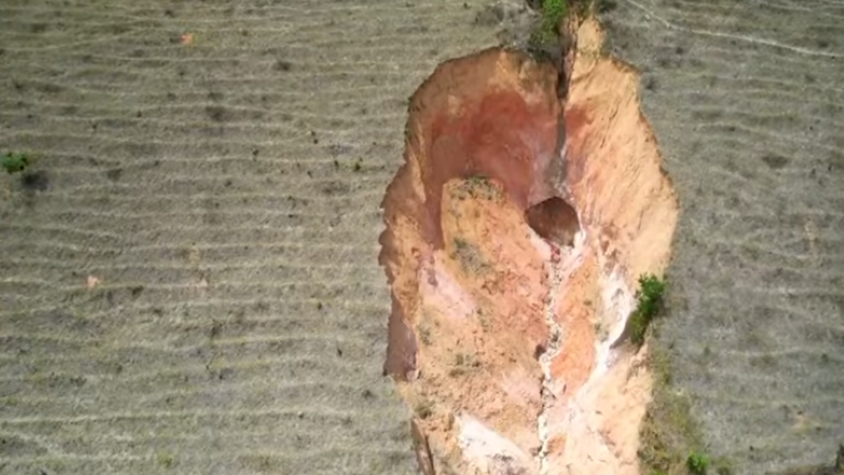 “Nosso caso foi exclusivamente ambiental”, diz Defesa Civil de Branquinha após erosão abrir cratera