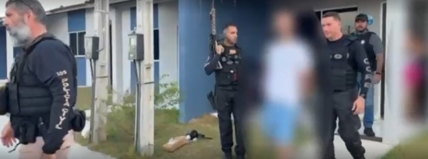 Foragido de Pernambuco é preso com armas em condomínio de Maceió