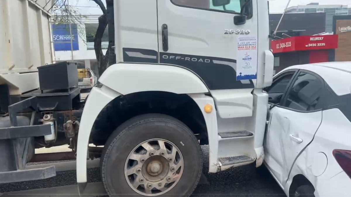 Acidente com perseguição entre caminhão e carro trava avenida em Maceió