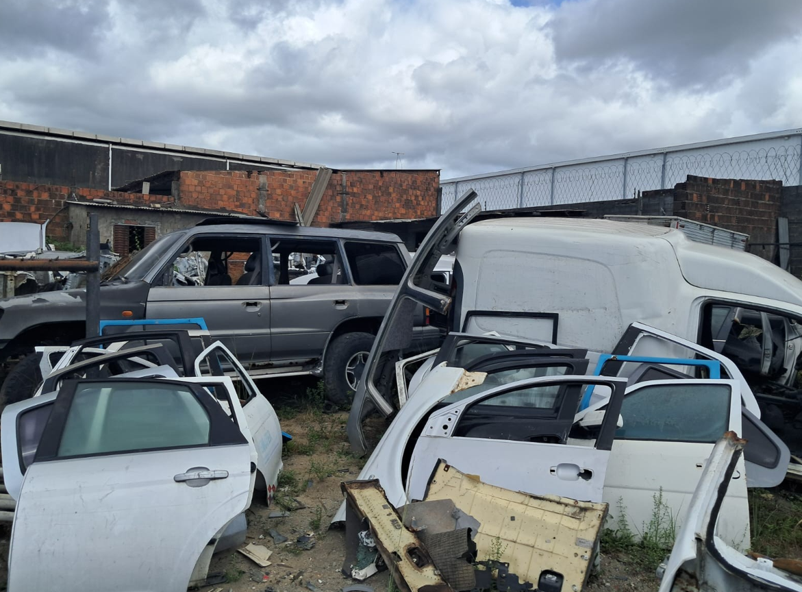 Operação policial flagra desmanche com 50 veículos em área de Maceió