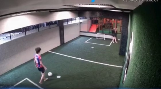 Adolescente leva choque ao fechar portão de quadra em condomínio na Jatiúca