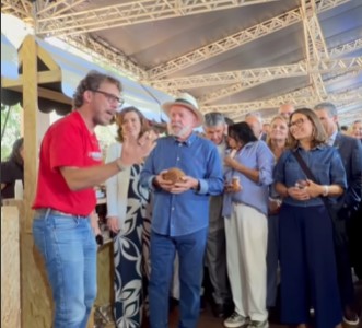 Durante a Feira da Embrapa, repentista destaca feitos e programas do governo Lula