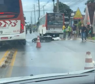 Motociclista morre após queda e atropelamento em acidente na Serraria