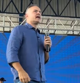 “Neutro é shampoo de neném, eu sou Lula”, diz Renan Filho em evento da Uneal